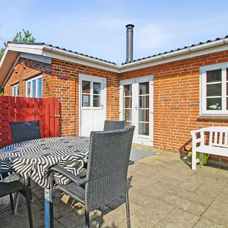 Hendrine - 500m From The Sea By Interhome Lakolk