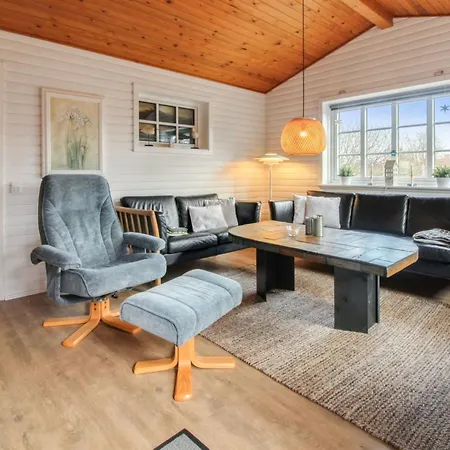 Hendrine - 500m From The Sea By Interhome Lakolk