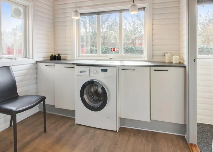 Hendrine - 500m From The Sea By Interhome Lakolk